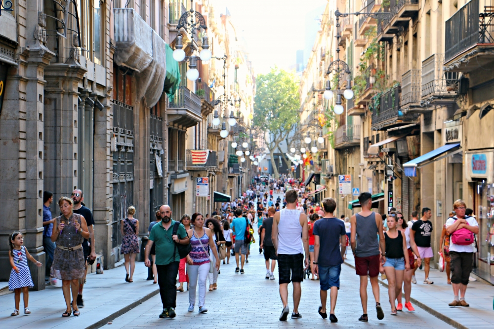 گردشگران در بارسلونا