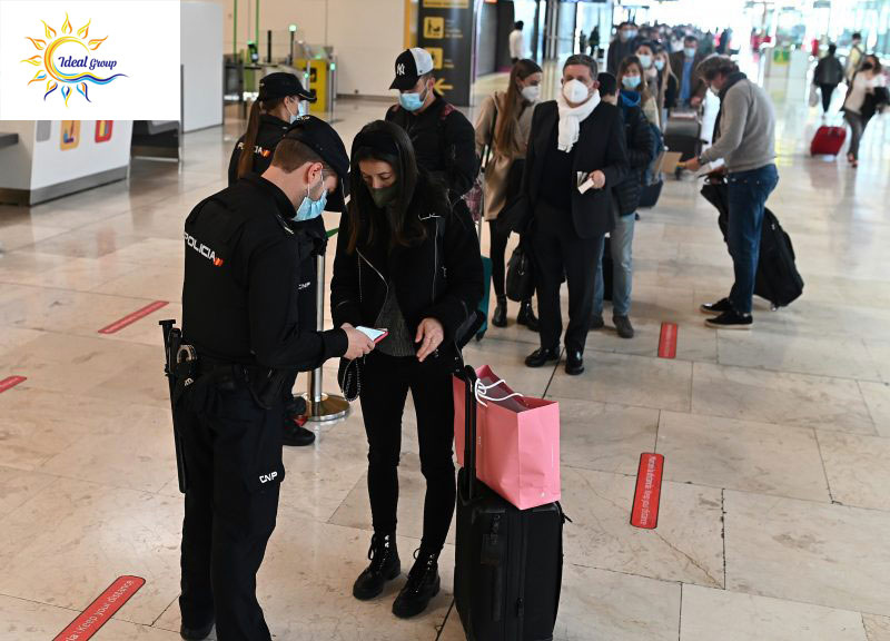 بررسی مدارک مهاجران توسط پلیس در فرودگاه مادرید