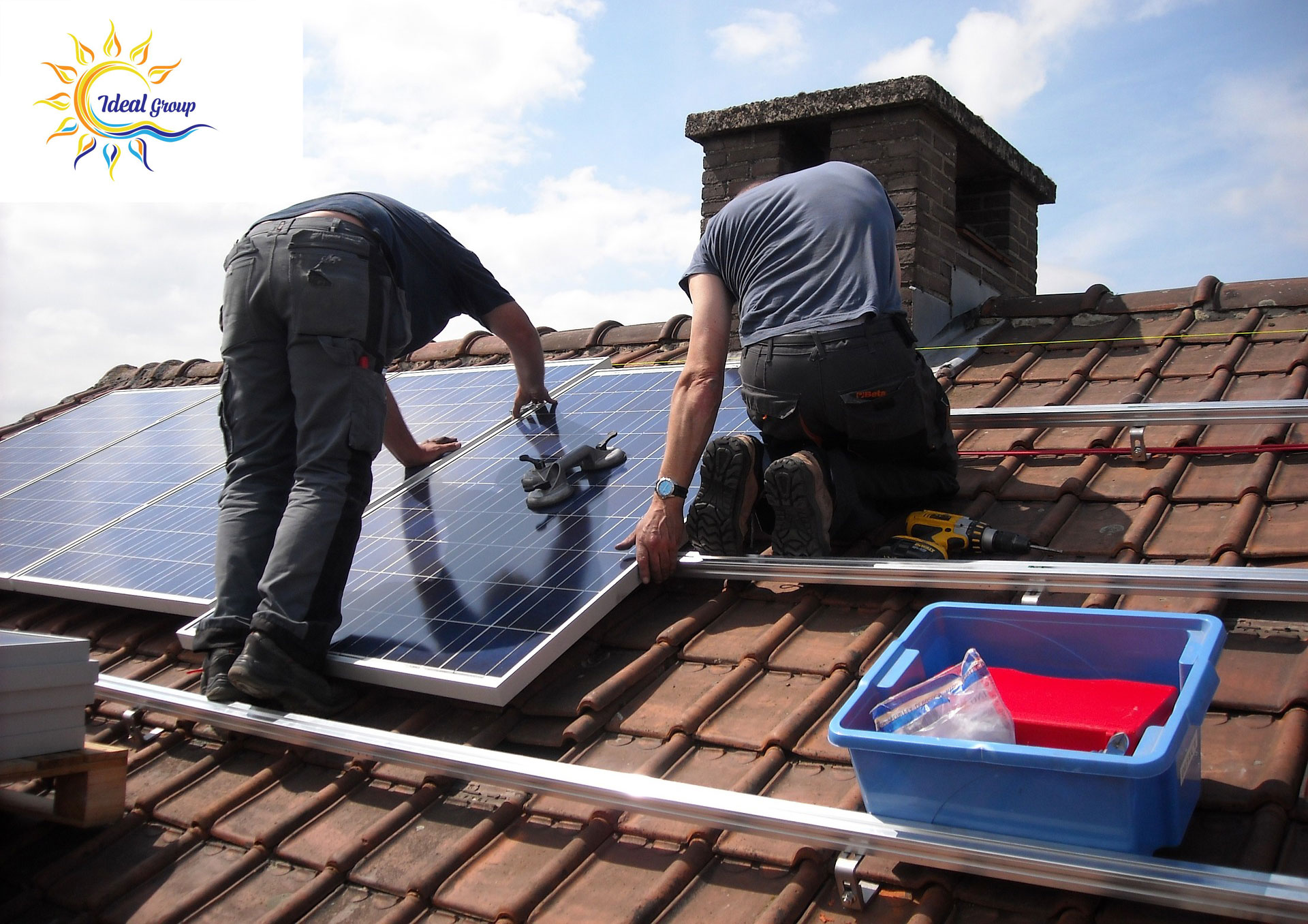 نصابان در حال نصب پنل‌های خورشیدی روی پشت بام خانه‌ای در اسپانیا